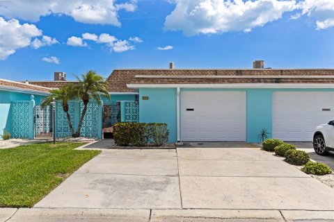 House in Saint Petersburg, Florida 2 bedrooms, 130.06 sq.m. № 2101767
