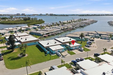House in Saint Petersburg, Florida 2 bedrooms, 130.06 sq.m. № 2101767 - photo 2