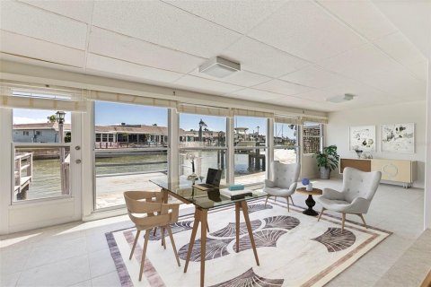 House in Saint Petersburg, Florida 2 bedrooms, 130.06 sq.m. № 2101767 - photo 3