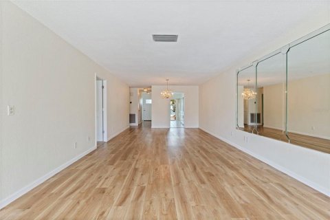 House in Saint Petersburg, Florida 2 bedrooms, 130.06 sq.m. № 2101767 - photo 13