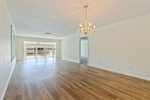 House in Saint Petersburg, Florida 2 bedrooms, 130.06 sq.m. № 2101767 - photo 14