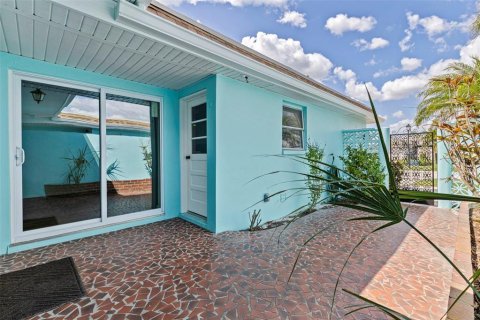 House in Saint Petersburg, Florida 2 bedrooms, 130.06 sq.m. № 2101767 - photo 8