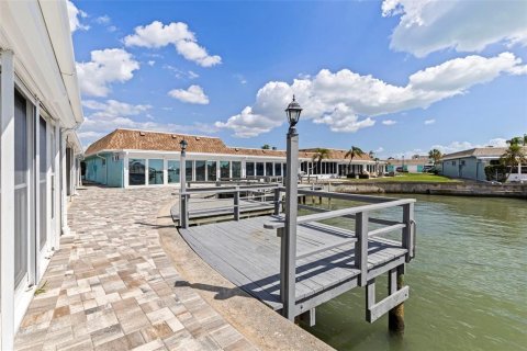 House in Saint Petersburg, Florida 2 bedrooms, 130.06 sq.m. № 2101767 - photo 24