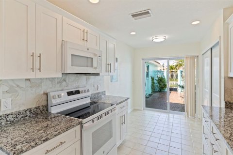 House in Saint Petersburg, Florida 2 bedrooms, 130.06 sq.m. № 2101767 - photo 20