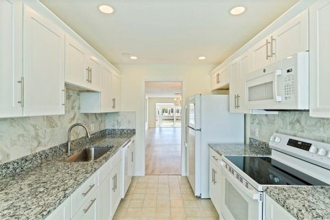 House in Saint Petersburg, Florida 2 bedrooms, 130.06 sq.m. № 2101767 - photo 17