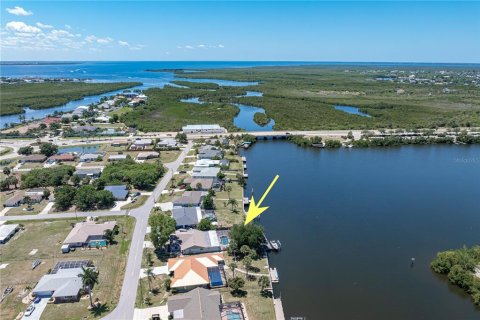 Villa ou maison à vendre à Port Charlotte, Floride: 2 chambres, 195.47 m2 № 2410027 - photo 11