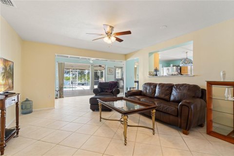 Villa ou maison à vendre à Port Charlotte, Floride: 2 chambres, 195.47 m2 № 2410027 - photo 3
