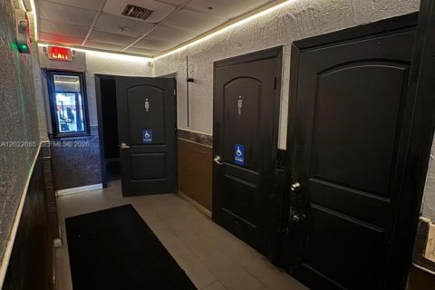 Propiedad comercial en venta en Miami, Florida № 2085780 - foto 13