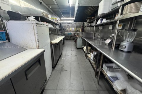 Propiedad comercial en venta en Miami, Florida № 2085780 - foto 7