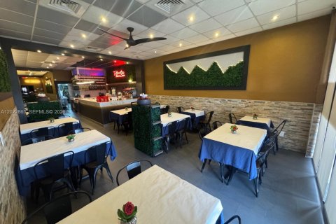 Propiedad comercial en venta en Miami, Florida № 2085780 - foto 2