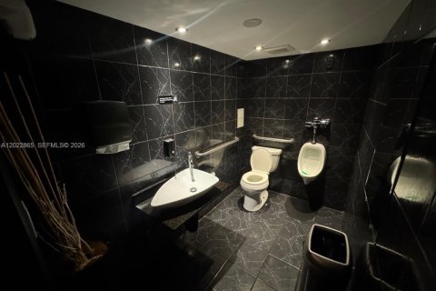 Propiedad comercial en venta en Miami, Florida № 2085780 - foto 11