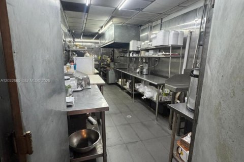 Propiedad comercial en venta en Miami, Florida № 2085780 - foto 6