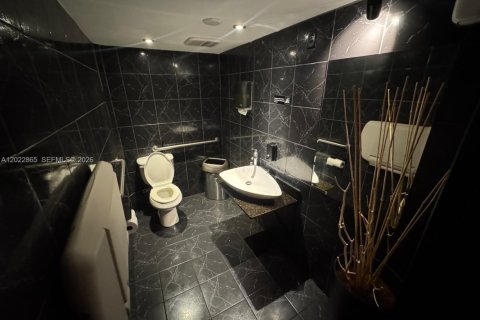 Propiedad comercial en venta en Miami, Florida № 2085780 - foto 10