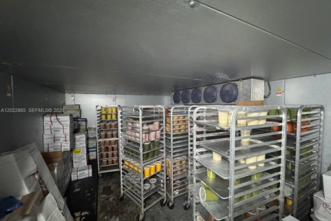 Propiedad comercial en venta en Miami, Florida № 2085780 - foto 22