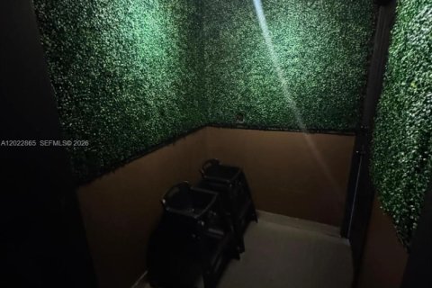 Propiedad comercial en venta en Miami, Florida № 2085780 - foto 14