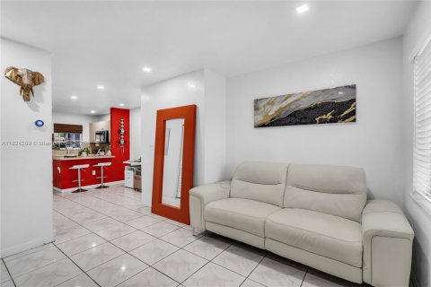 Condo in Hialeah, Florida, 3 bedrooms  № 1938027 - photo 3