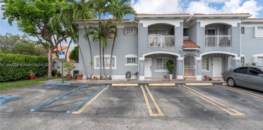 Condo in Hialeah, Florida, 3 bedrooms  № 1938027