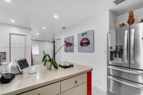 Condo in Hialeah, Florida, 3 bedrooms  № 1938027 - photo 8