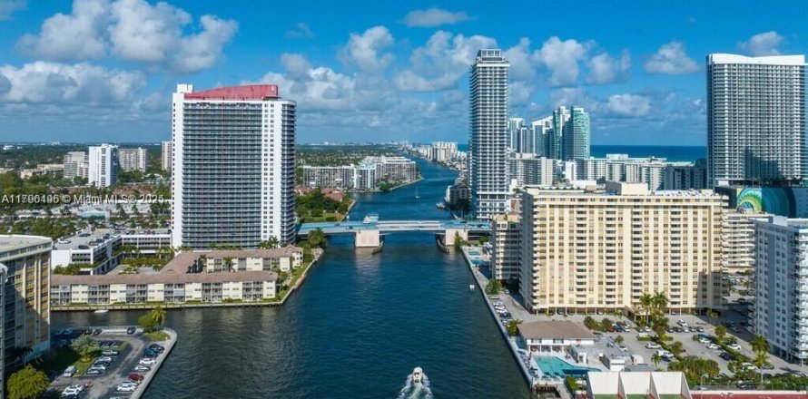 Condominio en Hallandale Beach, Florida, 2 dormitorios  № 1670404