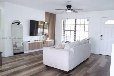 House in Oakland Park, Florida 3 bedrooms, 117.06 sq.m. № 2018157 - photo 7