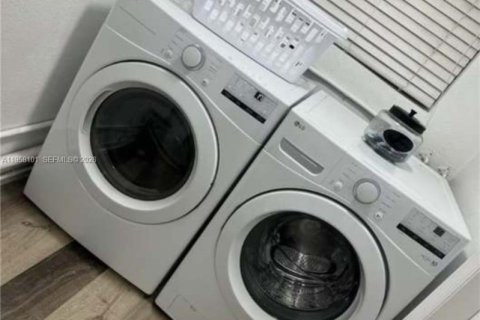 House in Oakland Park, Florida 3 bedrooms, 117.06 sq.m. № 2018157 - photo 16