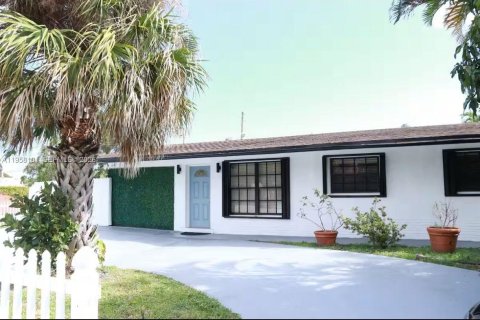House in Oakland Park, Florida 3 bedrooms, 117.06 sq.m. № 2018157 - photo 3