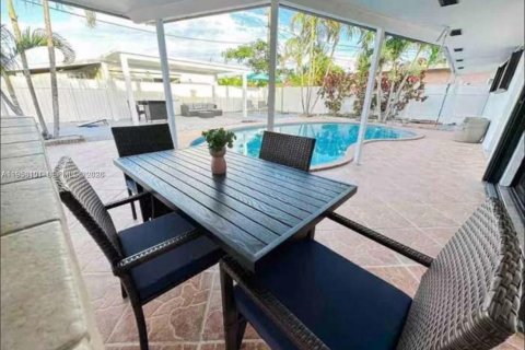 House in Oakland Park, Florida 3 bedrooms, 117.06 sq.m. № 2018157 - photo 4