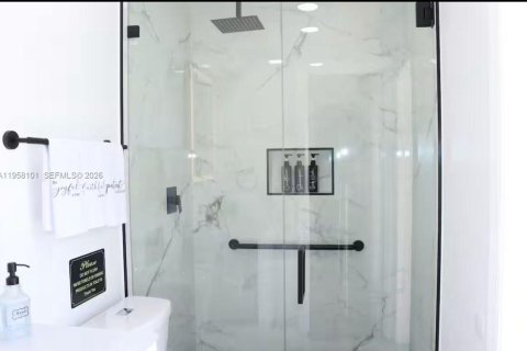 House in Oakland Park, Florida 3 bedrooms, 117.06 sq.m. № 2018157 - photo 15