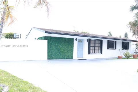 House in Oakland Park, Florida 3 bedrooms, 117.06 sq.m. № 2018157 - photo 2