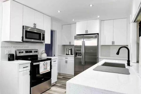 House in Oakland Park, Florida 3 bedrooms, 117.06 sq.m. № 2018157 - photo 11