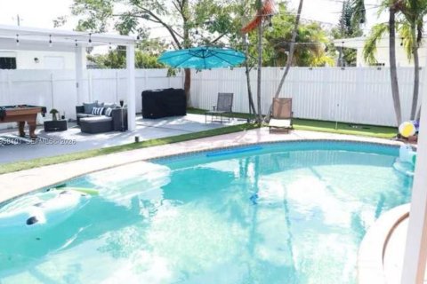 House in Oakland Park, Florida 3 bedrooms, 117.06 sq.m. № 2018157