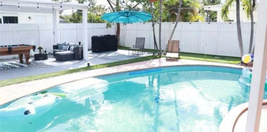 House in Oakland Park, Florida 3 bedrooms, 117.06 sq.m. № 2018157