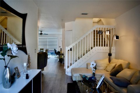 Townhouse in Doral, Florida 4 bedrooms, 175.96 sq.m. № 2087173 - photo 27