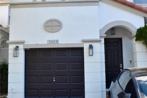 Townhouse in Doral, Florida 4 bedrooms, 175.96 sq.m. № 2087173