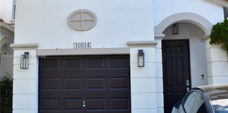 Townhouse in Doral, Florida 4 bedrooms, 175.96 sq.m. № 2087173