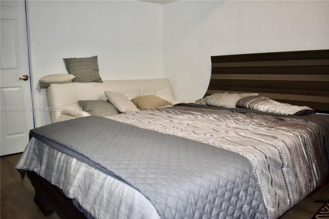 Townhouse in Doral, Florida 4 bedrooms, 175.96 sq.m. № 2087173 - photo 13