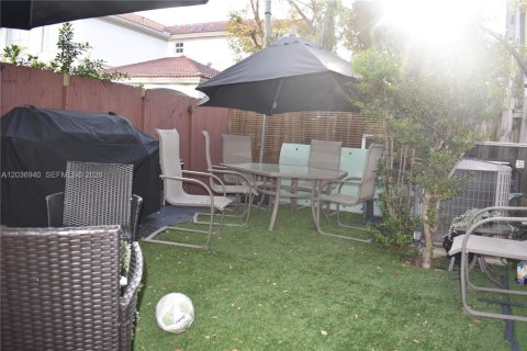 Townhouse in Doral, Florida 4 bedrooms, 175.96 sq.m. № 2087173 - photo 7