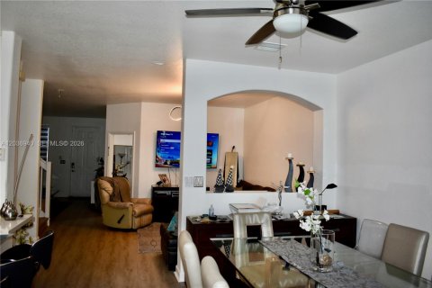 Townhouse in Doral, Florida 4 bedrooms, 175.96 sq.m. № 2087173 - photo 24