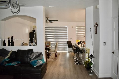 Townhouse in Doral, Florida 4 bedrooms, 175.96 sq.m. № 2087173 - photo 10