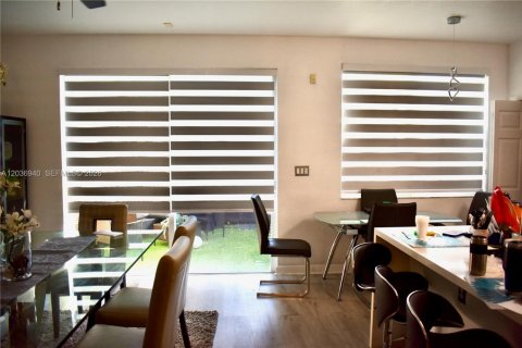 Townhouse in Doral, Florida 4 bedrooms, 175.96 sq.m. № 2087173 - photo 4