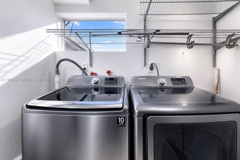 House in Hollywood, Florida 4 bedrooms, 151.62 sq.m. № 2030993 - photo 14