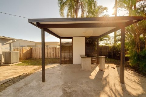 House in Hollywood, Florida 4 bedrooms, 151.62 sq.m. № 2030993 - photo 15