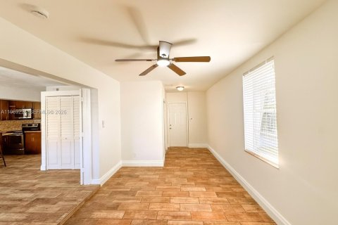 House in Hollywood, Florida 4 bedrooms, 151.62 sq.m. № 2030993 - photo 7