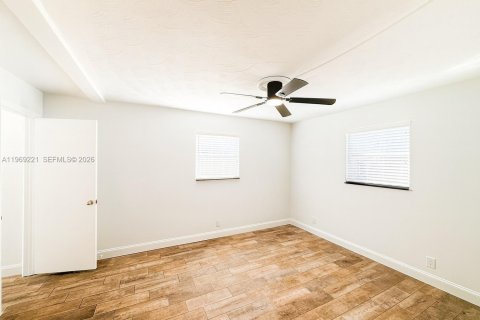 House in Hollywood, Florida 4 bedrooms, 151.62 sq.m. № 2030993 - photo 10