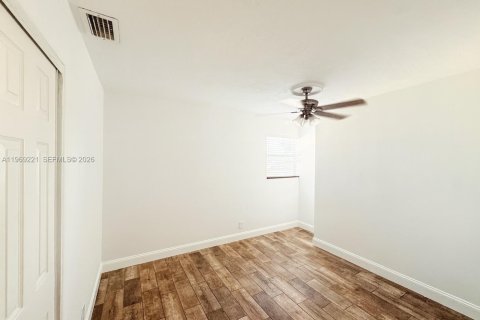 House in Hollywood, Florida 4 bedrooms, 151.62 sq.m. № 2030993 - photo 9