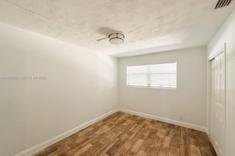 House in Hollywood, Florida 4 bedrooms, 151.62 sq.m. № 2030993 - photo 8