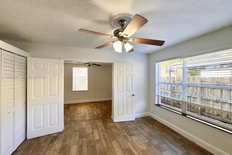 House in Hollywood, Florida 4 bedrooms, 151.62 sq.m. № 2030993 - photo 4