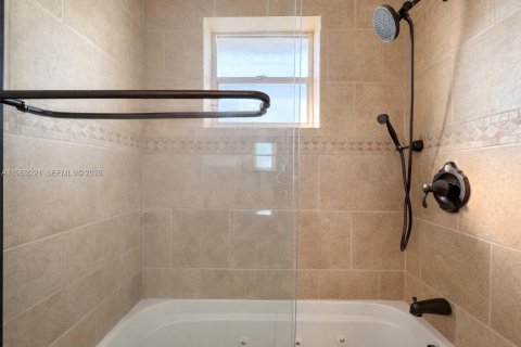 House in Hollywood, Florida 4 bedrooms, 151.62 sq.m. № 2030993 - photo 11