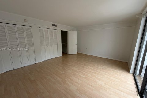 Townhouse in Key Biscayne, Florida 2 bedrooms, 130.43 sq.m. № 2046706 - photo 30