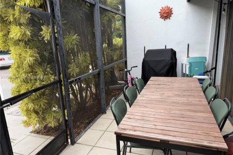 Townhouse in Key Biscayne, Florida 2 bedrooms, 130.43 sq.m. № 2046706 - photo 17